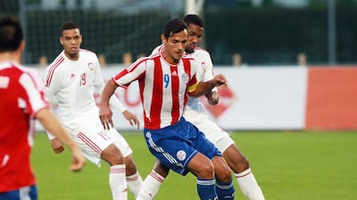 UAE midfielder Khamis Esmaeel, right, covers Paraguay striker Roque Santa Cruz during their friendly football at Villach, Austria, on September 7, 2014. DANIEL RAUNIG / AFP