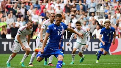 Iceland midfielder Gylfi Sigurdsson (C) scores a goal from a penalty during the Euro 2016 Group F football match between Iceland and Hungary at the Stade Velodrome in Marseille on June 18, 2016. Attila Kisbenedek / AFP
