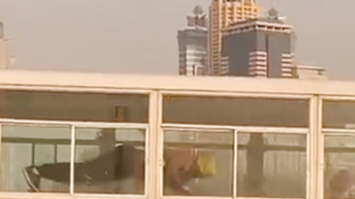 This bus passenger found a unique way to keep up his exercise routine. Photo: Twitter