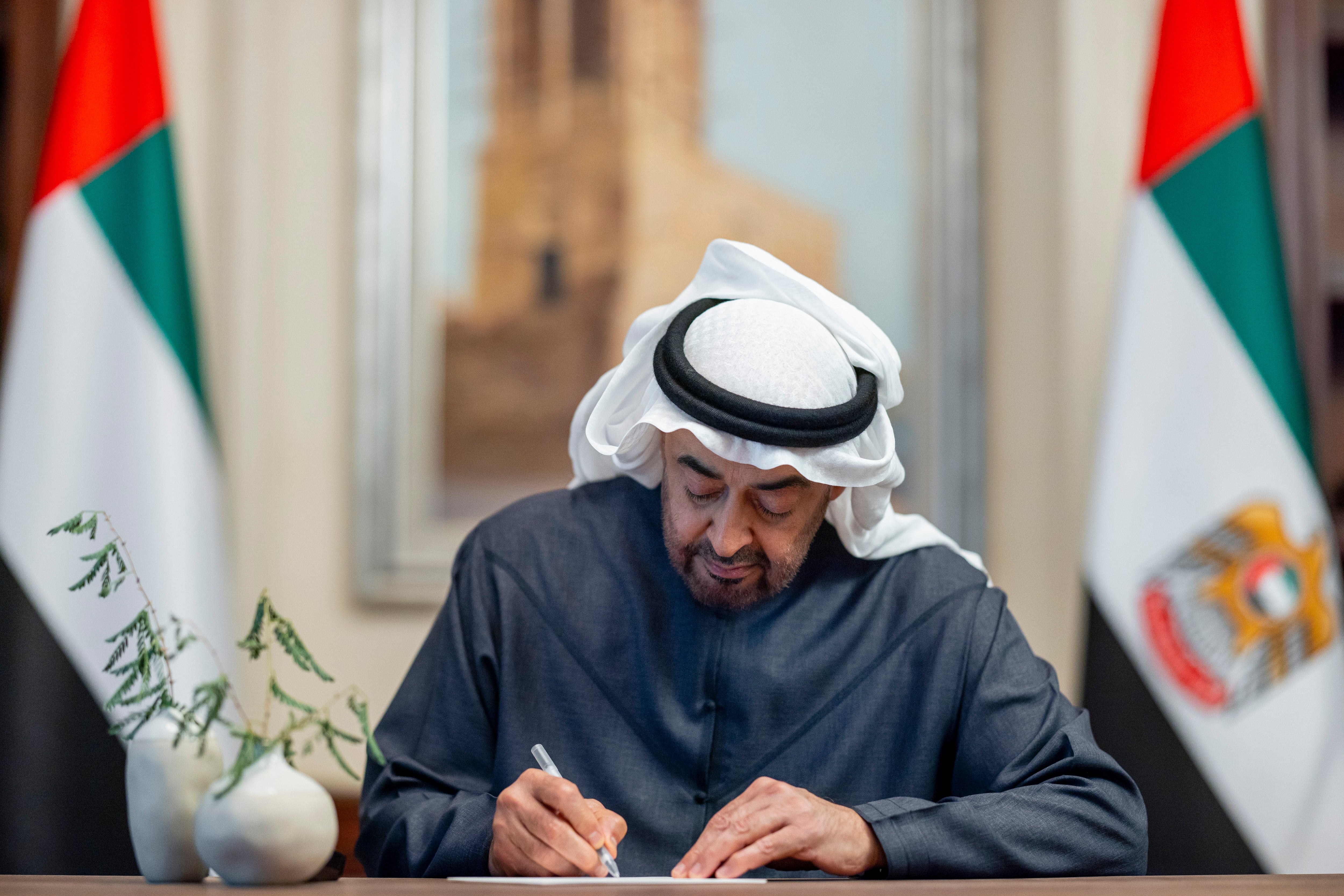 President Sheikh Mohamed offers condolences to Saudi King after airport strikes