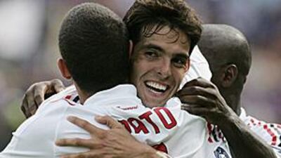 AC Milan's Kaka, centre, says that he wants to stay with the Italian club.
