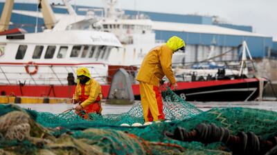 French fishermen repair their nets at Boulogne-sur-Mer, northern France, December 28, 2020. REUTERS / Charles Platiau / File Photo