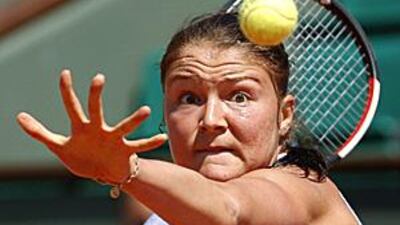 The number one seed Dinara Safina keeps her eye on the ball as she returns a forehand at Roland Garros.