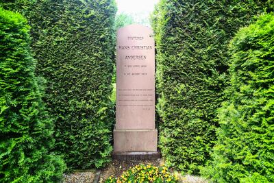 Find the Hans Christian Andersen's grave at Assistens Kirkegard cemetery. Alamy