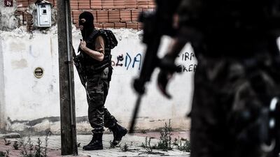 Turkish special police officers patrol the Sultanbeyli district of Istanbul on August 10, 2015 after twin attacks on the US consulate and a police station in the city. Ozan Kose / AFP