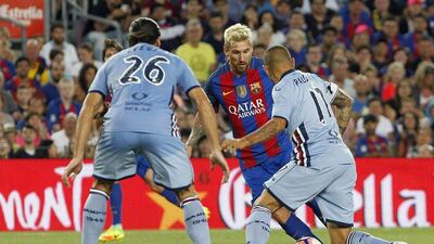 Barcelona’s Lionel Messi (C) controls the ball between Sampdoria´s Silvestre Matias (L) and Palombo Angelo (R) during the Joan Gamper Trophy match between FC Barcelona and Sampdoria played at Camp Nou stadium in Barcelona, Catalonia, Spain on 10 August 2016. Marta Perez / EPA