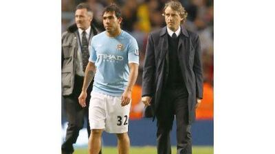 Roberto Mancini, the Manchester City manager, right, and captain Carlos Tevez.