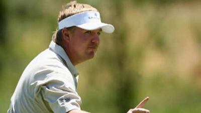 England's Ross McGowan acknowledges the crowd after a successful birdie attempt on the 18th hole during the first round.