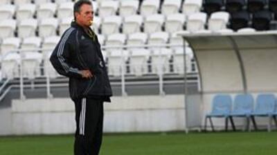 Abel Braga keeps an eye on a Jazira training session.