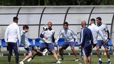 Argentina's players take part in a passing drill. Gabriel Rossi / Getty Images