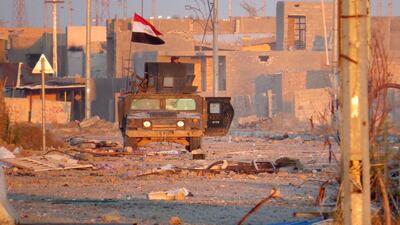 A member of Iraq's counter-terrorism forces monitors his surrounding in a street in Ramadi's Dhubbat neighberhood, adjacent to Hoz neighbourhood, on December 25, 2015. AFP