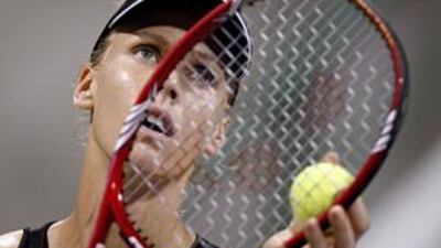 Elena Dementieva of Russia serves to her American rival Venus Williams in yesterday's crucial group match in Doha.