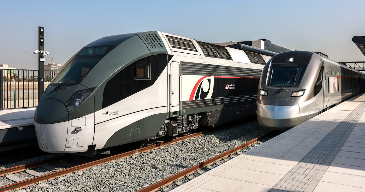 Scheich Mansour sagt, die erste Passagierfahrt der Etihad Rail sei Teil ...