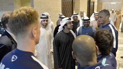 After the match, Sheikh Mansour met with Manchester City players and had friendly exchanges with them.