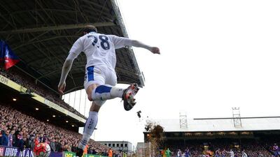Christian Fuchs of Leicester City takes a corner kick during the Premier League match between Crystal Palace and Leicester City at Selhurst Park on March 19, 2016 in London, United Kingdom. (Photo by Michael Regan/Getty Images)