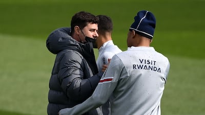 Paris Saint-Germain's Argentinian head coach Mauricio Pochettino (L) speaks with Paris Saint-Germain's French forward Kylian Mbappe during a training session at the club's Camp des Loges training ground in Saint-Germain-en-Laye, west of Paris, on April 28, 2022. (Photo by FRANCK FIFE / AFP)