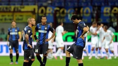 MILAN, ITALY - SEPTEMBER 02: Wesley Sneijder and Diego Milito (R) of FC Inter Milan appear dejected after a Roma goal during the Serie A match between FC Internazionale Milano and AS Roma at San Siro Stadium on September 2, 2012 in Milan, Italy. (Photo by Claudio Villa/Getty Images)