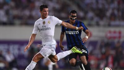 Real Madrid’s Portugese forward Cristiano Ronaldo (L) and Inter Milan’s Colombian defender Jeison Murillo vie for the ball during the International Champions Cup football match between Inter Milan and Real Madrid in Guangzhou on July 27, 2015. AFP PHOTO / JOHANNES EISELE
