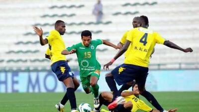 Al Shabaab midfielder Dawood Ali tries to weave his way past Al Dhafrah. Ihsan Naji / Al Ittihad