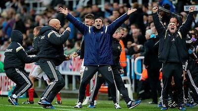 Sunderland manager Gus Poyet, centre, and coaches react to Adam Johnson's late winner during their English Premier League football match against Newcastle United at St James' Park in Newcastle-upon-Tyne, north east England, on December 21, 2014. Sunderland won the game 1-0. AFP PHOTO/IAN MACNICOL