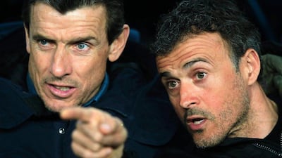 Barcelona’s coach Luis Enrique (R) speaks to his assistant manager Juan Carlos Unzue before the Uefa Champions League Round of 16 second leg football match FC Barcelona v Arsenal FC at the Camp Nou stadium in Barcelona on March 16, 2016. AFP / PAU BARRENA