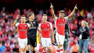Olivier Giroud, right, of Arsenal salutes the crowd after the Barclays Premier League match between Arsenal and Crystal Palace at Emirates Stadium on August 16, 2014 in London, England. (Photo by Clive Mason/Getty Images)