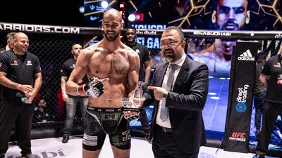 Yousri Belgaroui receives his award from Fouad Darwish, CEO of Palms Sports.