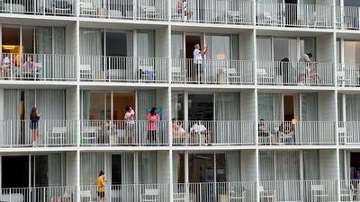 Vacationers stand on balconies at the 'Alohilani Resort looking towards Waikiki Beach after authorities warned of the possibility of tsunami waves, following an earthquake which earlier struck off Russia's Far Eastern Kamchatka Peninsula, in Honolulu, Hawaii, U. S. July 29, 2025. REUTERS / Nicola Groom TPX IMAGES OF THE DAY