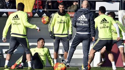 Real Madrid’s Costa Rican goalkeeper Keylor Navas, second left, and Real Madrid’s Portuguese forward Cristiano Ronaldo, centre, take part in the first training session of French football legend Zinedine Zidane as coach of Real Madrid at the Alfredo di Stefano stadium in Valdebebas, on the outskirts of Madrid, on January 5, 2016. Gerard Julien / AFP