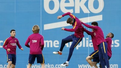 Barcelona’s players play with a ball during a training session prior to “Clasico” match against Real Madrid. REUTERS/Albert Gea