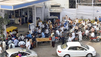 Motorists wait for their turn to fill petrol at a gas station in the southern Indian city of Hyderabad January 9, 2009. Long queues at petrol pumps jammed rush-hour traffic in major Indian cities and flights were delayed as a strike by state-run oil employees demanding higher pay began to bite on Friday. REUTERS/Krishnendu Halder (INDIA) - RTR23794
