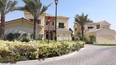 JUMEIRAH VILLAS: Q4 2015-Q1 2016 up 1%. Q1 2015-Q1 2016 down 12%. 3BR - between Dh180,000 and Dh220,000. 4BR - between Dh185,000 and Dh320,000. 5BR - between Dh220,000 and Dh350,000. Pawan Singh / The National