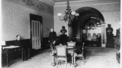The office lobby in the White House, photographed between 1889 and 1906. Heritage Images / Getty Images