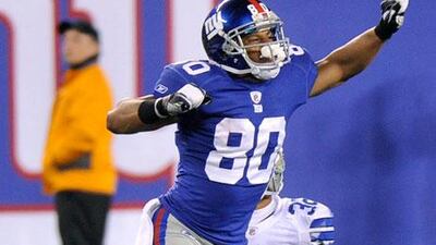 Victor Cruz and the Giants knocked out the Dallas Cowboys to take the NFC East crown and reach the play-offs.