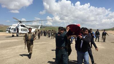 Afghan relatives carry the coffin of an Afghan National Army (ANA) soldier killed in a Taliban attack on an army base, in Takhar province on April 23, 2017. / AFP / NASEER SADEQ
