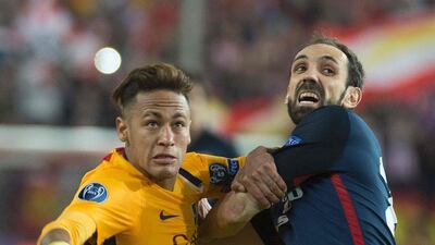 Barcelona’s Brazilian forward Neymar caughs Atletico Madrid’s defender Juanfran (R)during the Champions League quarter-final second leg football match Atletico Madrid v FC Barcelona at the Vicente Calderon stadium in Madrid on April 13, 2016. AFP / CURTO DE LA TORRE