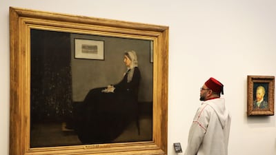 King Mohammed VI takes a closer look at "Whistler's Mother" by James Abbott McNeill Whistler. Ludovic Marin / AFP Photo