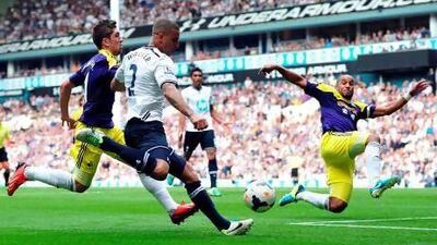 Tottenham Hotspur right-back Kyle Walker, front, fires in a cross against Swansea City yesterday at White Hart Lane. Carl Court / AFP