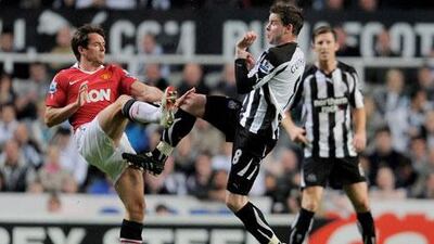 Michael Owen, of Manchester United, left, did not get a warm reception on his return to Newcastle.