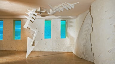 Rive dei Mari by Italian sculptor Arnaldo Pomodoro is embedded with fishing tools, shells and other marine motifs. Photo: Jumeirah