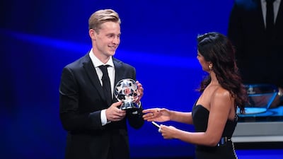 De Jong receives the trophy from host Reshmin Chowdhury. EPA
