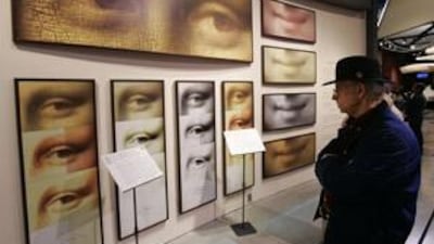 A visitor examines a magnified version of Leonardo da Vinci's Mona Lisa.