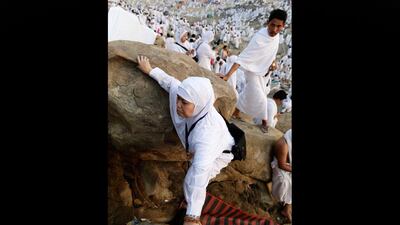 A woman makes her way towards the top of Mount Arafat. Hassan Ammar / AP Photo