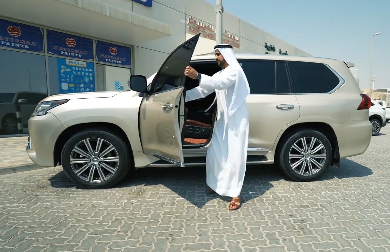 Image linked from the original feed: Abu Dhabi Police warn drivers not to leave car with engine running