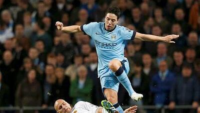 Swansea City's Jonjo Shelvey, left, challenges Manchester City's Samir Nasri during their English Premier League match at the Etihad stadium in Manchester, northern England November 22, 2014. REUTERS/Phil Noble