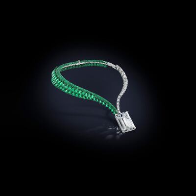 The necklace pairs the diamond 66 pear-cut emeralds, almost 6,000 brilliant-cut emeralds, 18 emerald-cut diamonds and 863 brilliant-cut diamonds