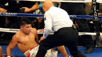 epa02922629 A handout picture provided by the Las Vegas News Bureau shows US boxer Victor Ortiz (L) struggling to get up as referee Joe Cortez (R) calls an end to the fight after being knocked out by US boxer Floyd Mayweather Jr. for the WBC Welterweight Championship Title at the MGM Grand Garden Arena in Las Vegas, Nevada, USA, 17 September 2011. Mayweather won the fight. EPA/BRIAN JONES / LAS VEGAS NEWS BUREAU / HANDOUT HANDOUT EDITORIAL USE ONLY/NO SALES *** Local Caption *** 02922629.jpg