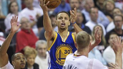 Golden State Warriors guard Stephen Curry, centre, shoots over Portland Trail Blazers guard CJ McCollum, left, and Portland Trail Blazers centre Mason Plumlee, right, during the second half of Game 4 of an NBA basketball second-round play-off series, Monday, May 9, 2016, in Portland, Oregon. (Craig Mitchelldyer / AP Photo)