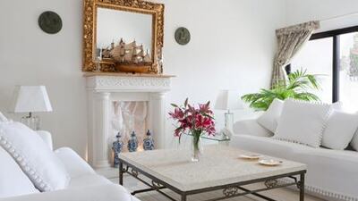 Transparent candle holders, side tables and lamp bases add lightness to the living room, while varied textures and splashes of colour give it substance.