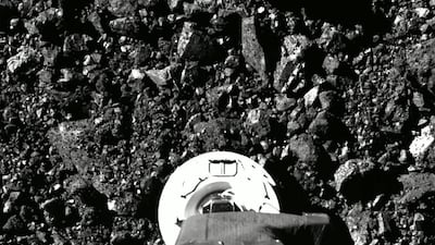 The Osiris-Rex craft touches down on the asteroid Bennu to collect soil samples. Photo: Nasa